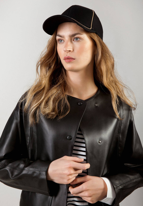 Czarna kurtka skórzana zapinana na napy