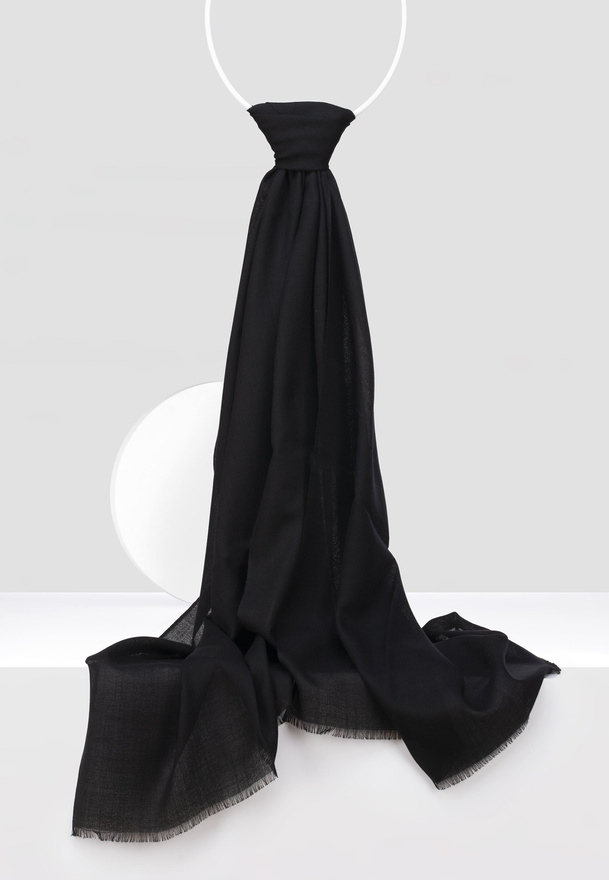 Cienki wełniany szal w kolorze czarnym