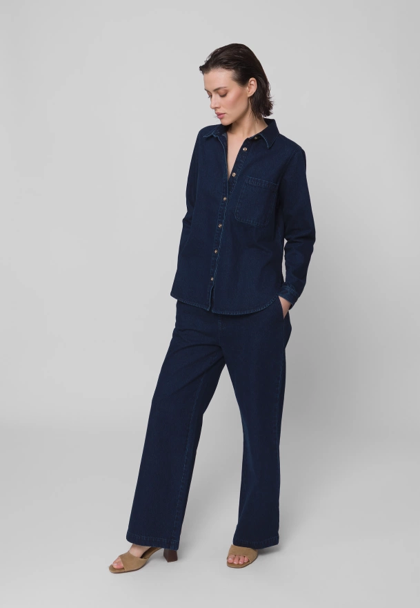 Granatowe jeansowe spodnie w gumkę z szeroką nogawką