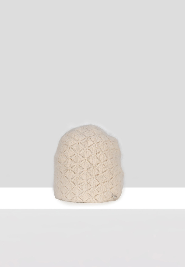 Beżowa czapka w romby z naturalnym włosiem