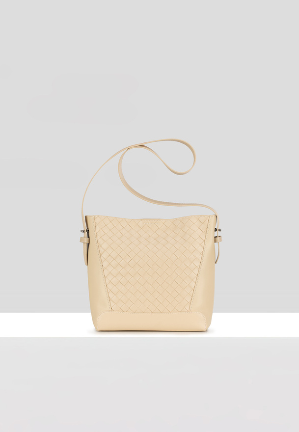 Beżowa pleciona torebka na grubym pasku