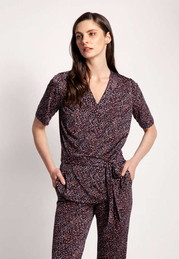 Bluzka z cienkiej tkaniny z paskiem