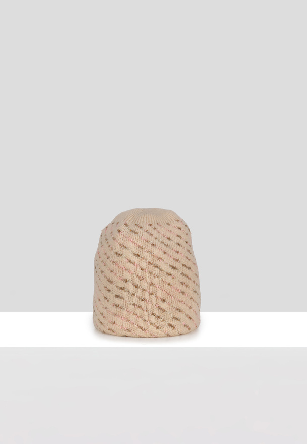 Beżowa czapka z przeplataną nitką