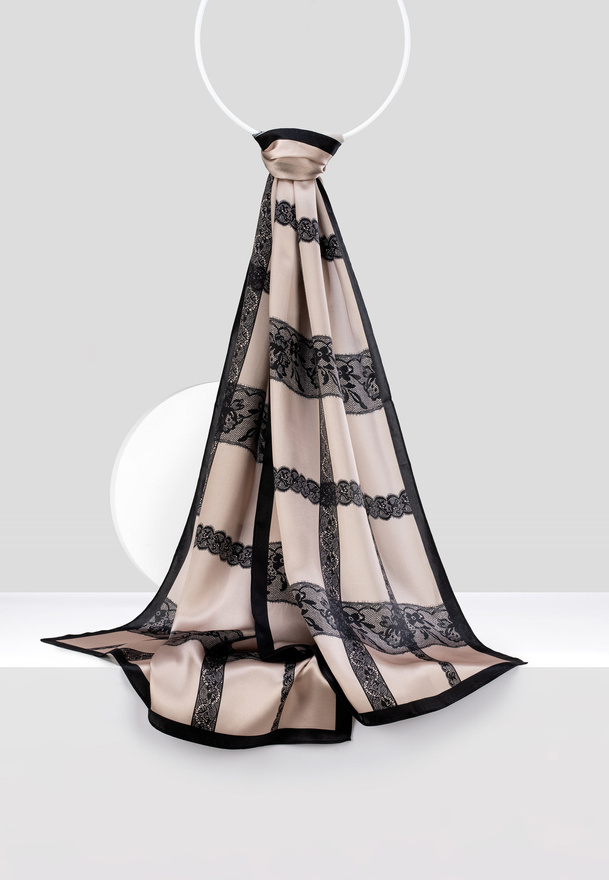 Jedwabny szal w koronkowy wzór