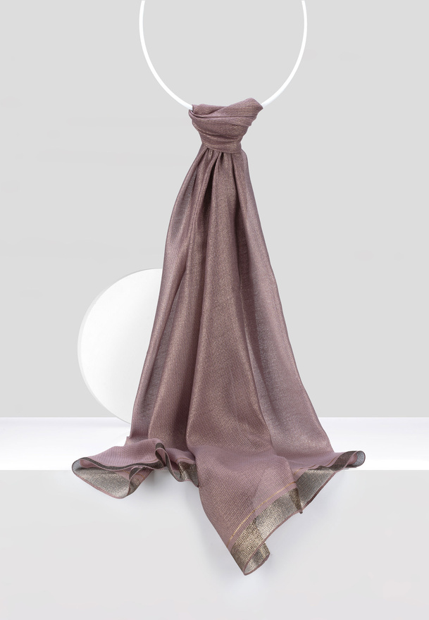 Fioletowy szal ze złotą nitką