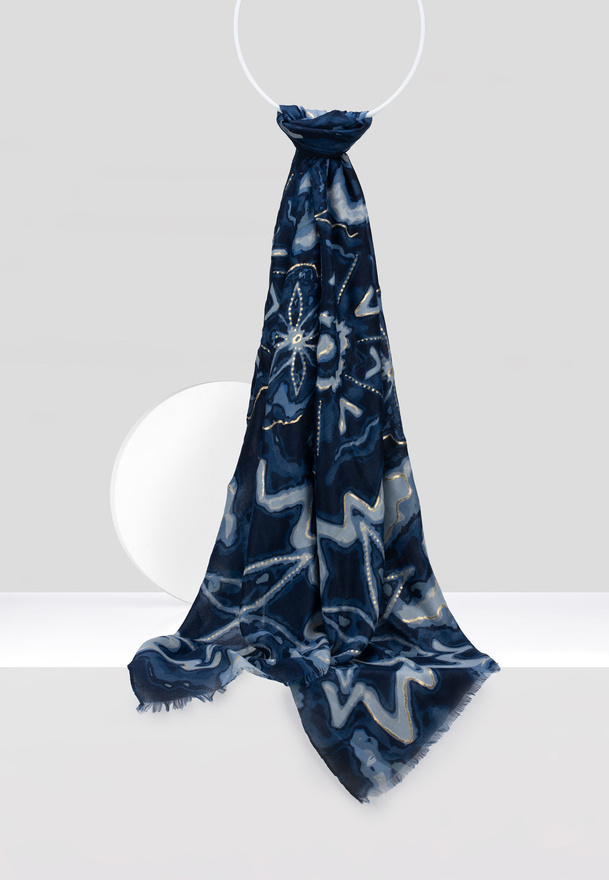 Granatowy wiskozowy szal w abstrakcyjny wzór