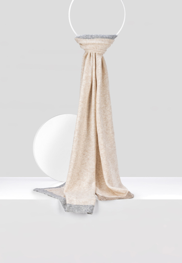 Beżowy szal z kontrastową lamówką