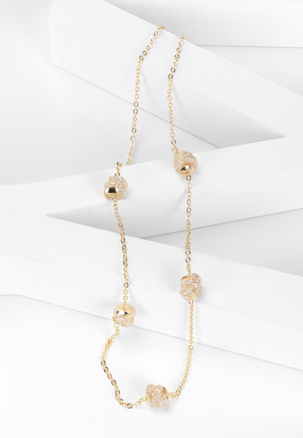 Długi naszyjnik z ażurowymi kulami