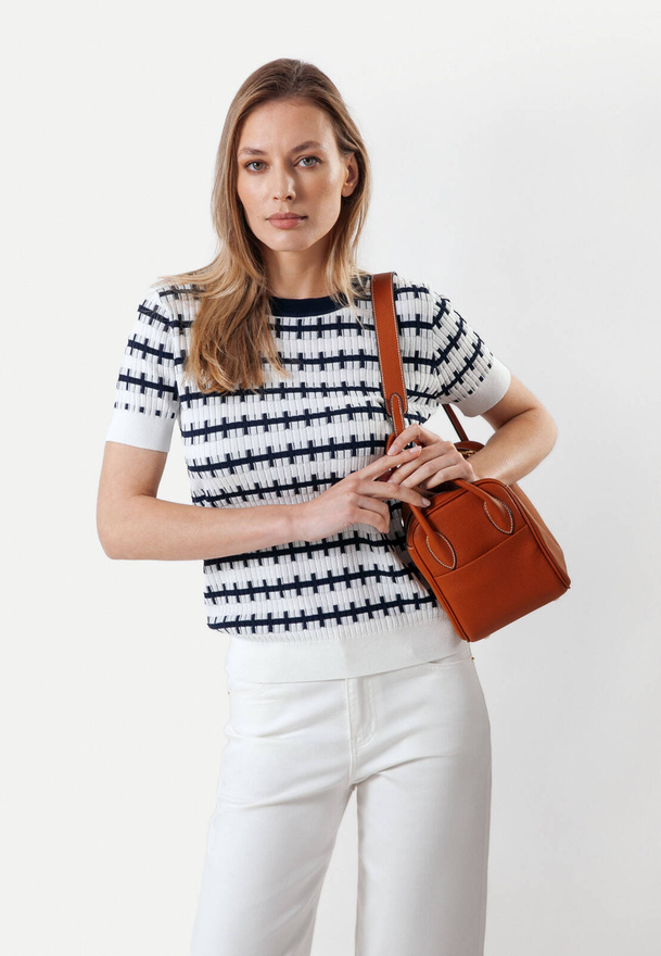 Prostokątna torebka w camelowym kolorze