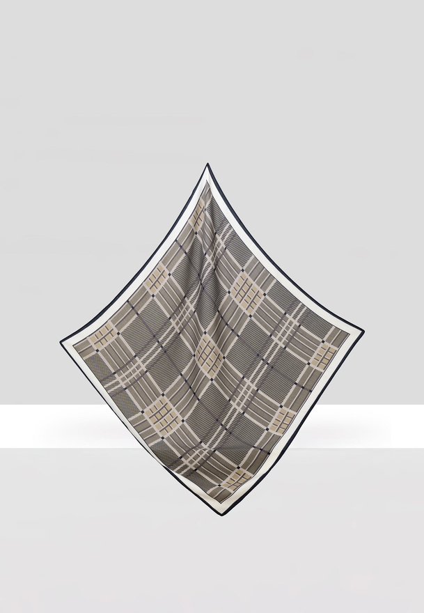 Wiskozowa apaszka w brązową kratę