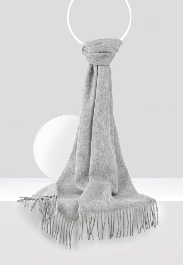 Szary wełniany szal