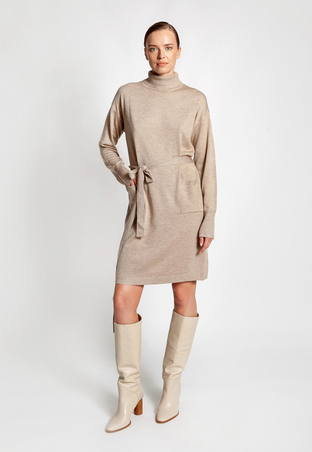 Beżowa dzianinowa sukienka z paskiem