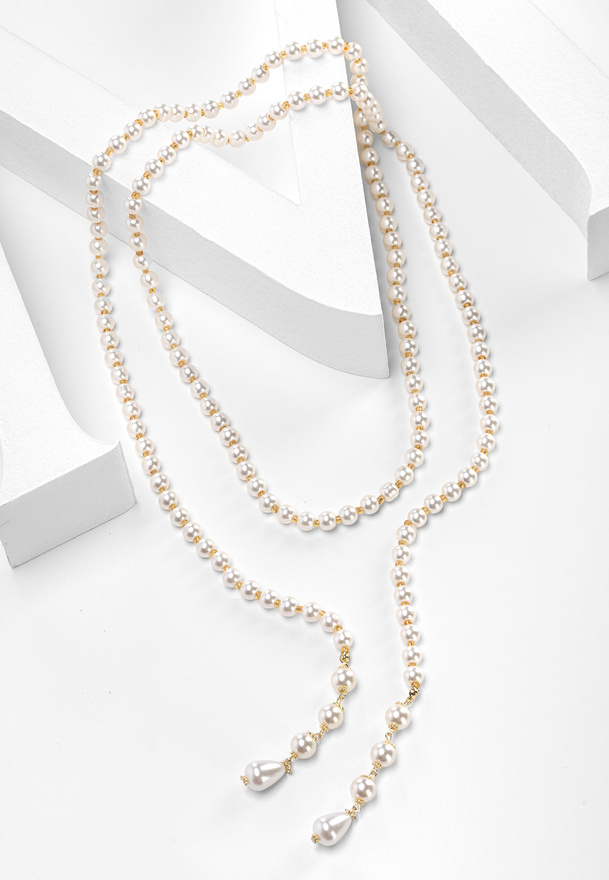 Długi naszyjnik z perłowymi koralami