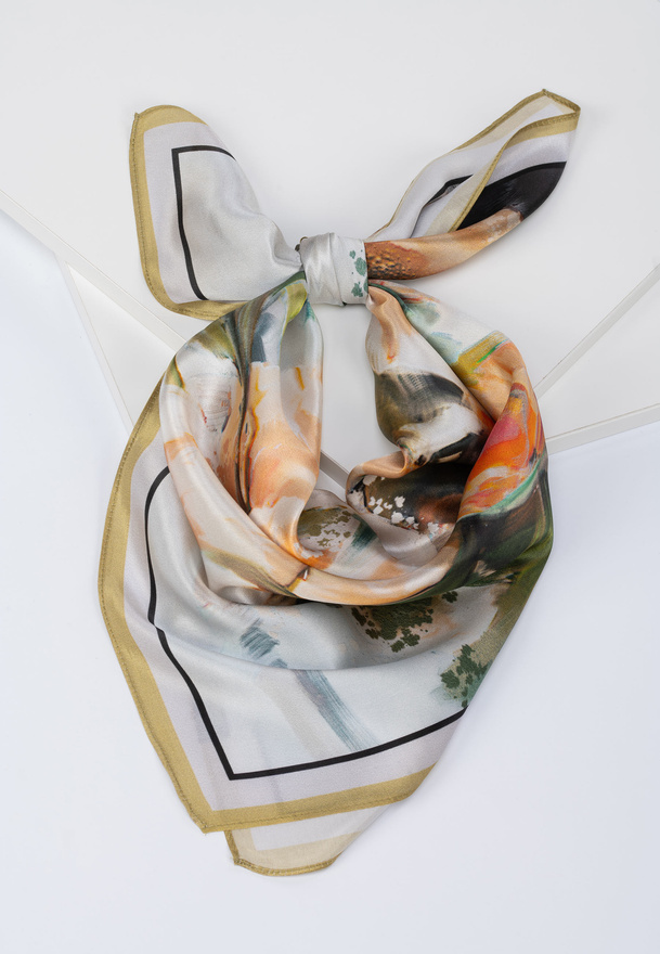 Jedwabna apaszka w róże