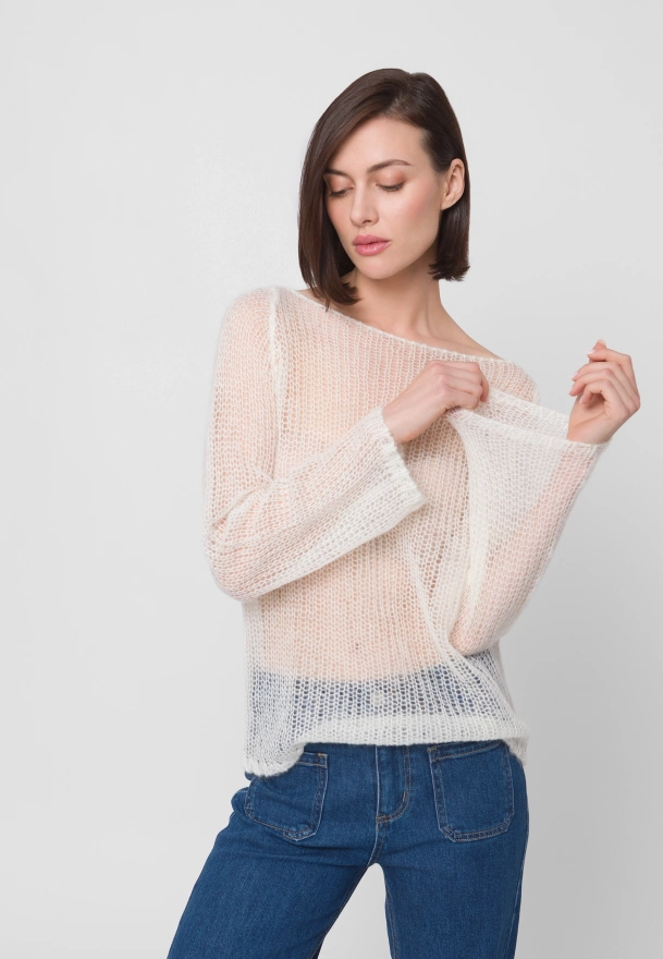 Lekki ażurowy sweter w kolorze ecru