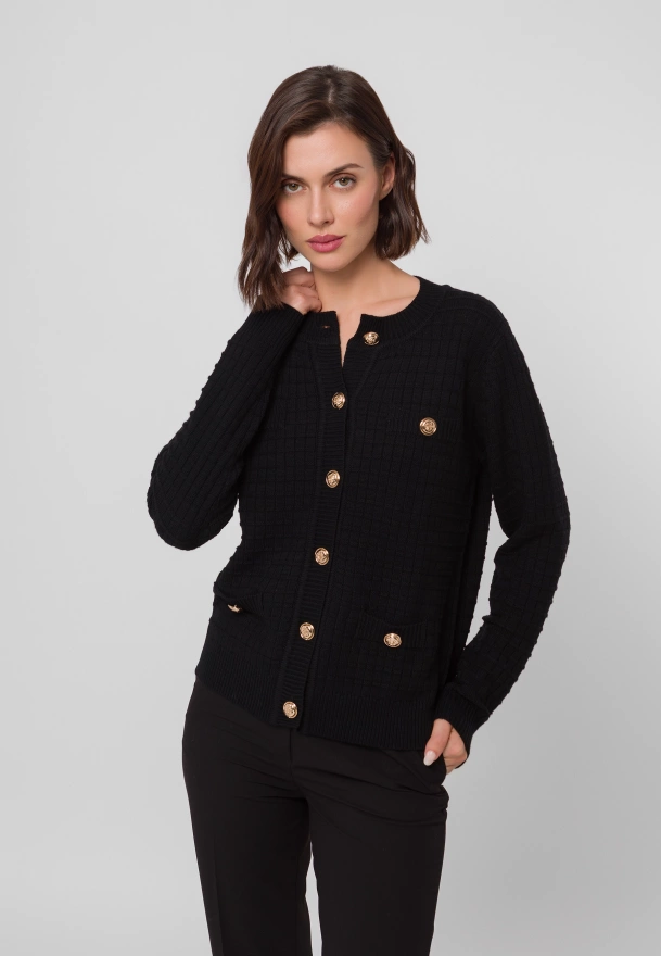 Czarny kardigan z charakterystyczną fakturą