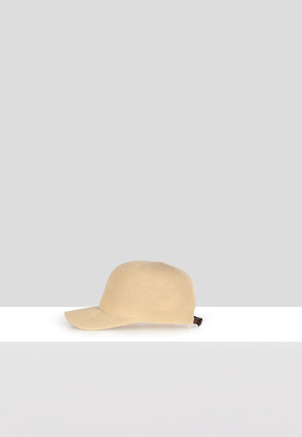 Beżowa czapka z daszkiem