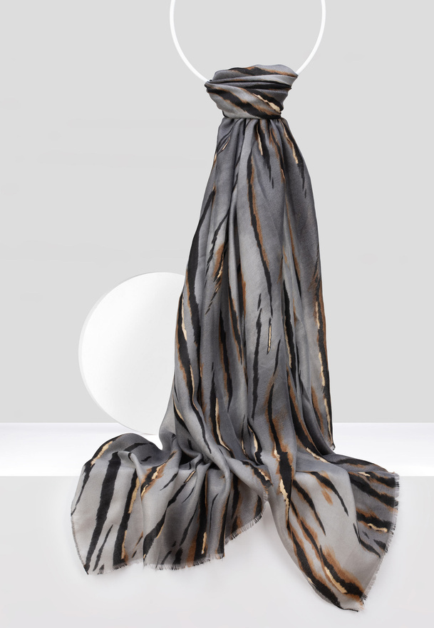 Wiskozowy szal w zwierzęcy motyw