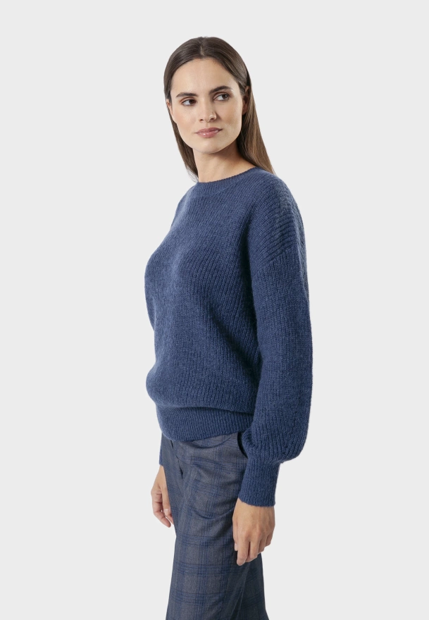 Granatowy sweter z wełną