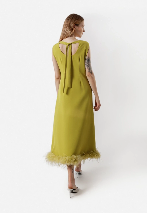 Zielona sukienka z piórami