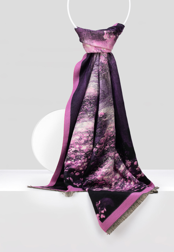 Wiskozowy szal w motywem lasu