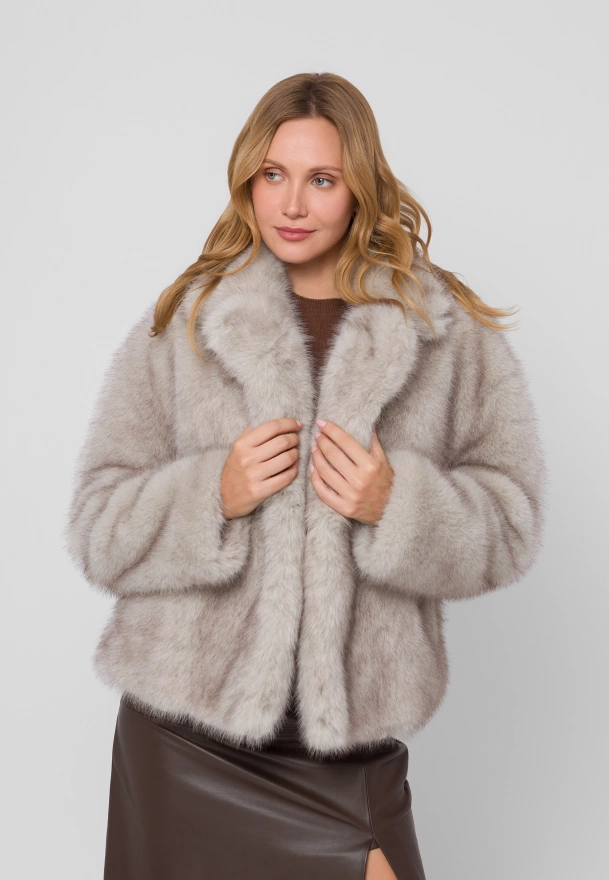 Krótkie futerko w kolorze brązowo-szarym