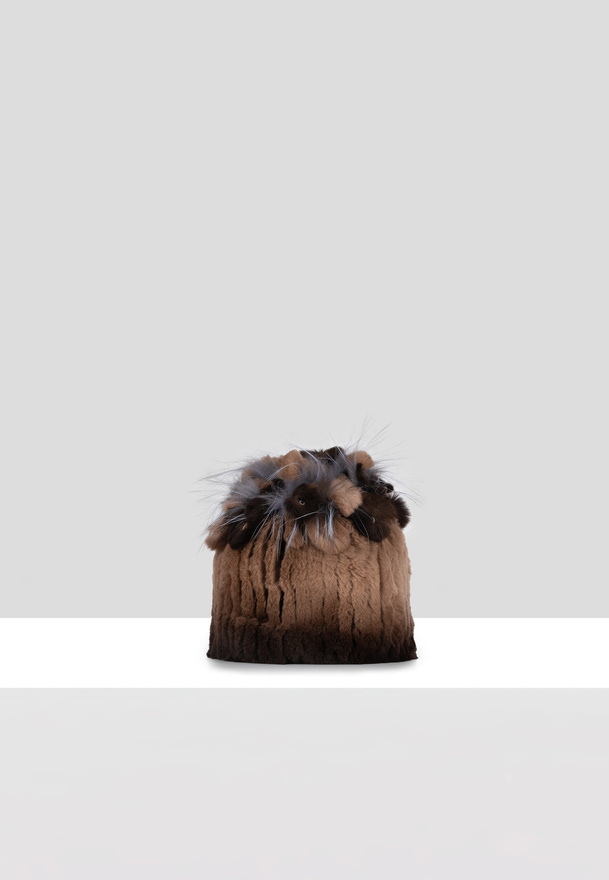 Brązowa futrzana czapka z piórkami