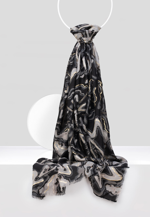 Czarny wiskozowy szal w abstrakcyjny wzór