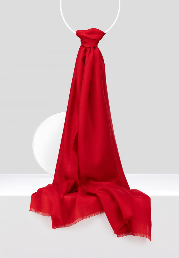 Cienki wełniany szal w kolorze czerwonym