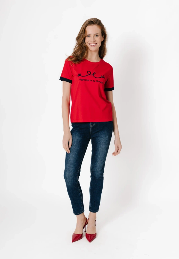 Czerwony t-shirt z marynarskim wzorem 