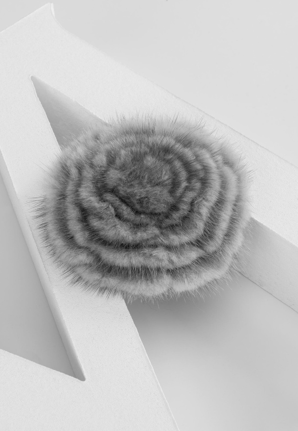 Szara broszka z naturalnym futrem