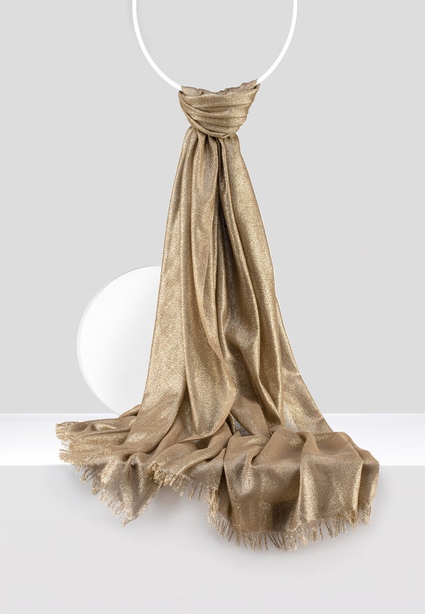 Elegancki szal z połyskiem w kolorze złotym