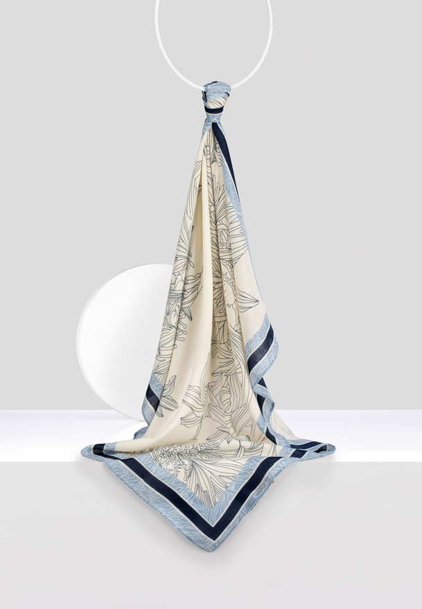 Wiskozowa apaszka w kwiaty