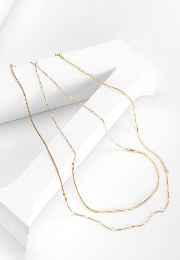 Długi naszyjnik z drobnymi koralikami