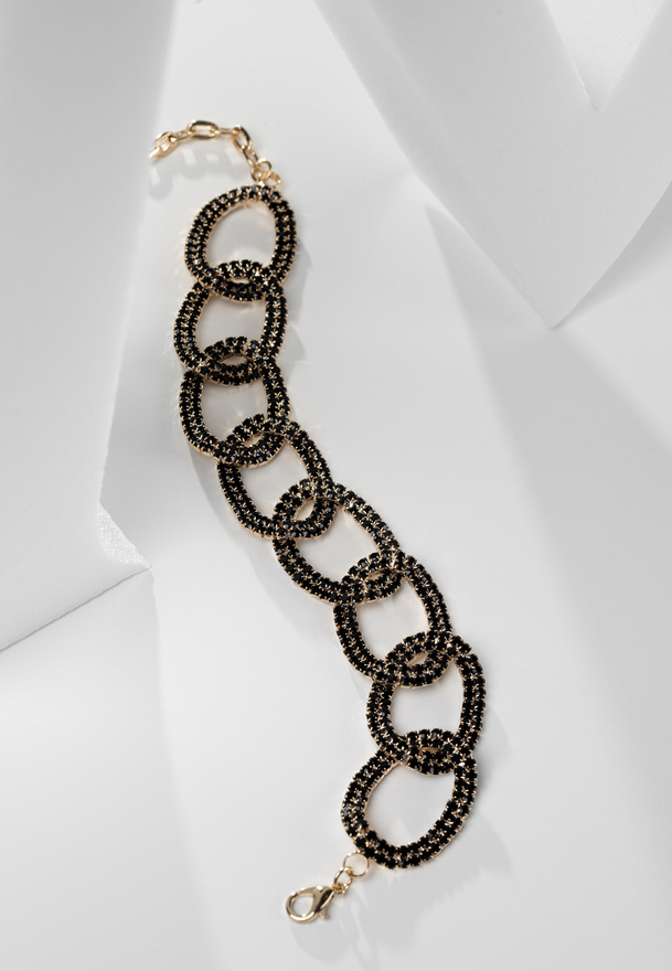 Bransoletka w złotym kolorze z ozdobnymi oczkami