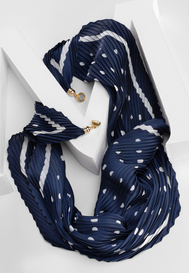 Granatowy szal apaszka w grochy z ozdobnym zapięciem