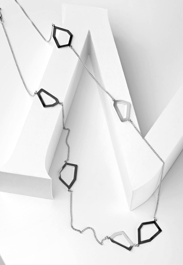 Naszyjnik z geometrycznymi zawieszkami