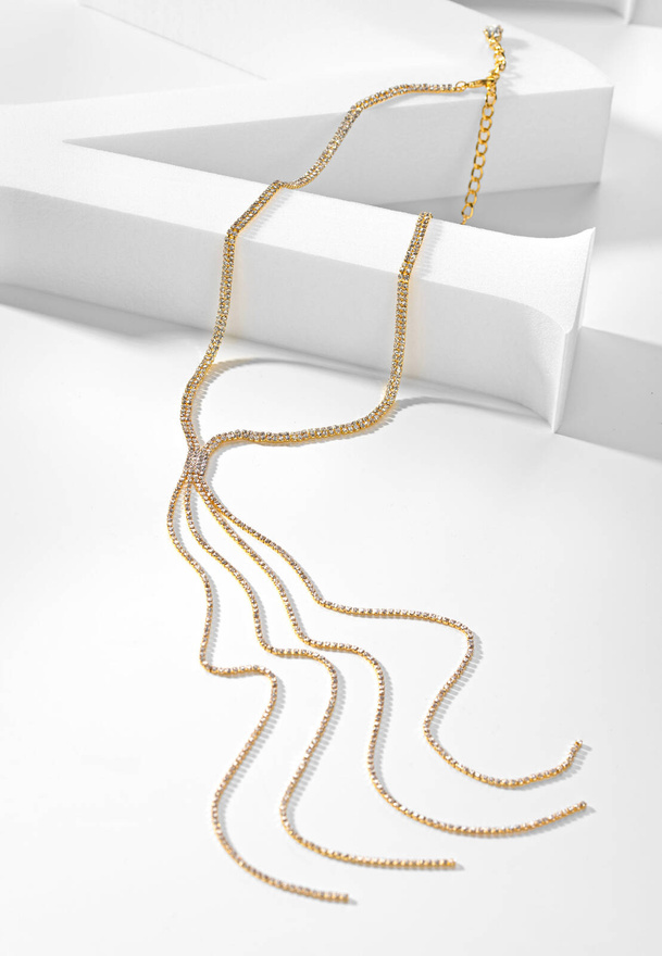 Długi naszyjnik zdobiony cyrkoniami w złotym kolorze