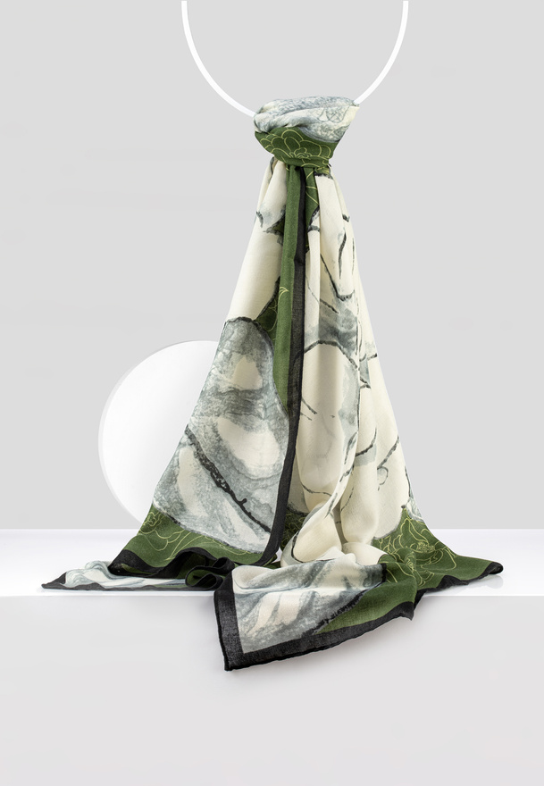 Wiskozowy zielony szal z motywem kwiatów