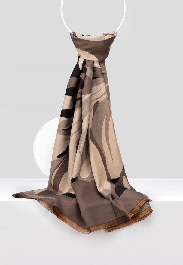 Wzorzysty brązowy szal
