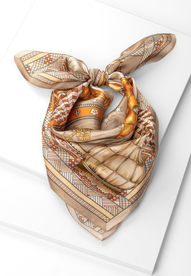 Beżowa jedwabna apaszka w oryginalny wzór