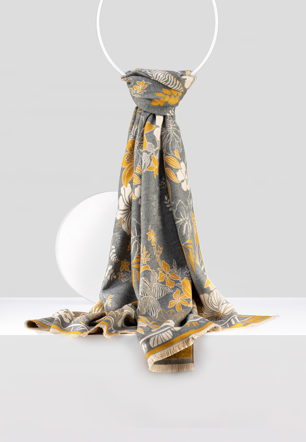 Szary szal z wiskozą w kwiecisty wzór