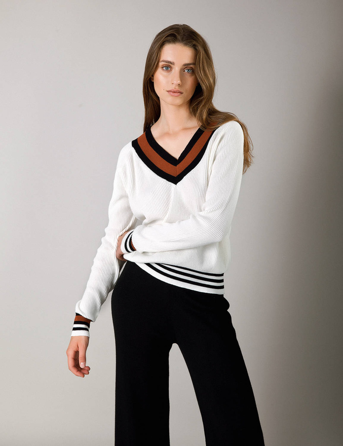 Ecru sweter w serek 