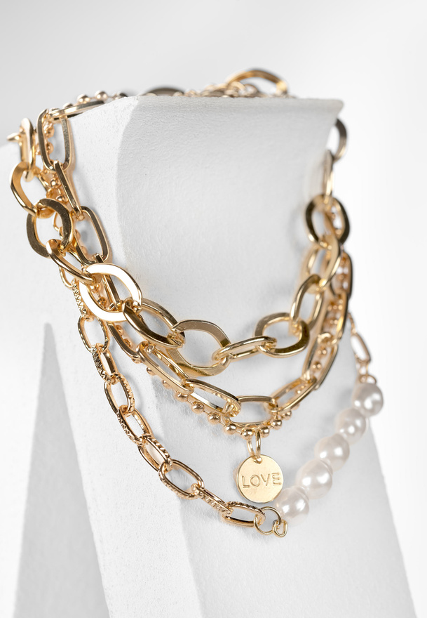 Komplet trzech bransoletek w złotym kolorze