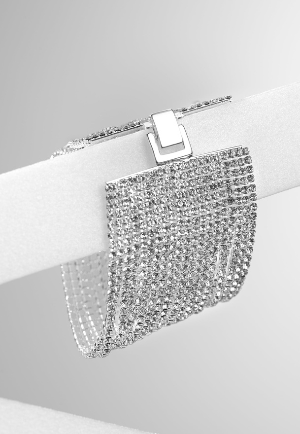 Elegancka bransoletka zdobiona kamieniami w srebrnym kolorze