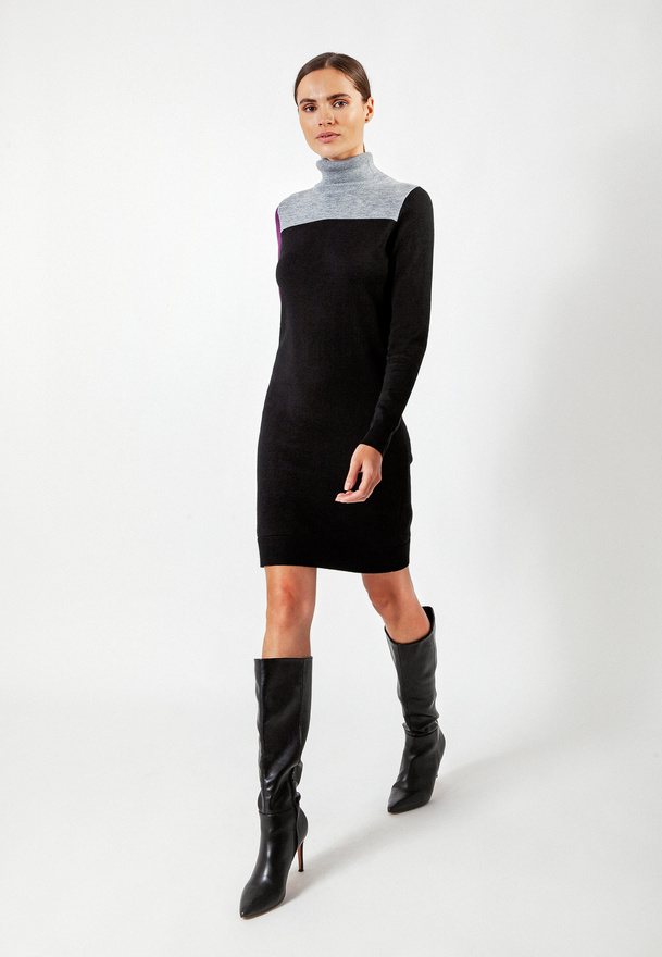 Sukienka z dzianiny z golfem i fioletowym lampasem