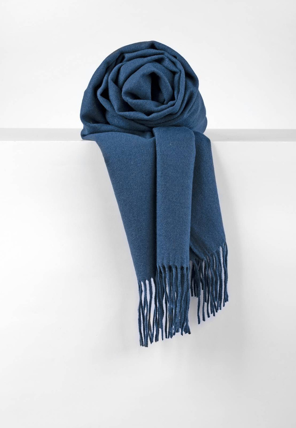 Granatowy szal z frędzlami z dodatkiem wiskozy