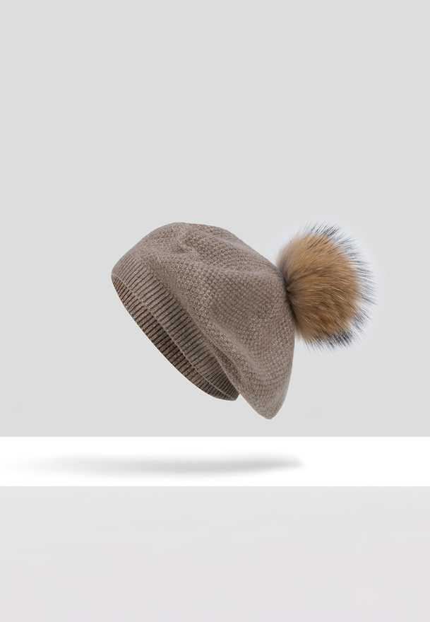 Beżowy beret z pomponem