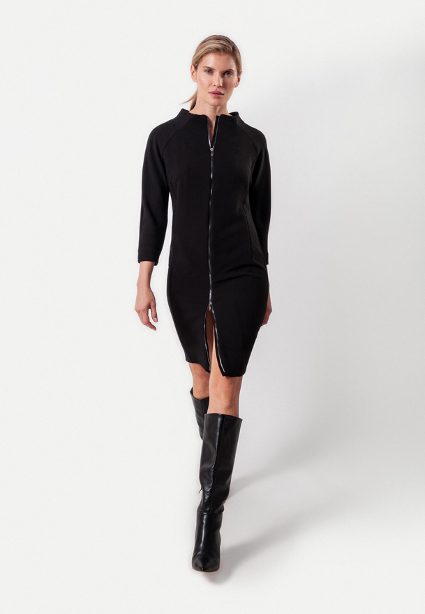 Prosta sukienka ze stójką zapinana na suwak