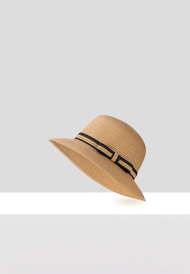 	Słomkowy kapelusz z małym rondem w kolorze beżowym